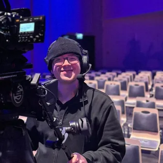 Sarah Bakkers behind a broadcast camera